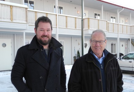 Far og sønn Trygve og Pål-Anders Johnsen foran en av flerfamiliehusene firmaet har levert i Gystad vest, i forlengelsen av den nye bydelen.