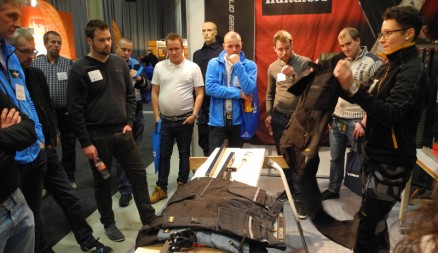 – Buksa er lett som ei joggebukse, demonstrerer Ann Mari Kjersem i Hultafors.