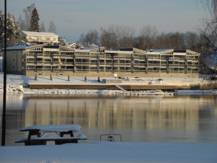 Vormsund Brygge i Nes kommune er bygd med betong i etasje- og leilighetsskillene, og ble ferdigstilt i 2013. Den er det største firmaet har bygd, og her ble underentreprenører brukt til blant annet betongarbeider. 