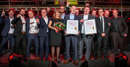 (Klikk og se større) Podiet fullt da Asak Miljøstein og Talgø Møre Royal fikk prisen beste stand. (Foto: Tom Pike)