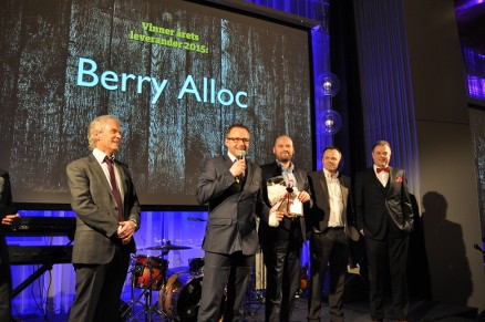 Ottar Hansen deler ut prisen og Harald Høyvik takker for tilliten sammen med sine kollegaer Ron Skjønberg, Rune Risbakken og Børge Nilsen. (Foto: Bygger´n)