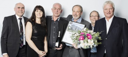 HELLVIK HUS Romerike med pris og prisudelere: (f.v.) Kjedesjef Hellvik Hus Mikal Stapnes, markedssjef Hellvik Hus, Paulfrid Hegrestad, Birger Skjerve, Geir Solbrekken, Annfinn Elvenes og Rune Gulbrandsen. (Foto: Lars Martin Bøe)