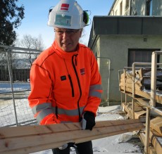 – Malmfuru grei å jobbe med, sier Mogstad og viser fram kledningsbord med freste spor som skal gi inntrykk av spilepanel.