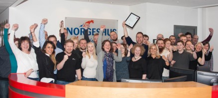 Klikk og se større bilde: Hele gjengen jubler i Norgeshus!