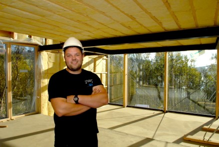 – Det kommer ikke til å mangle på lys i denne boligen, fastslår byggmester Tony H. Jensen. Etasjen over skal "henge i luften" ved hjelp av en dippkonstruksjon, og har åpning ned på alle fire sider.