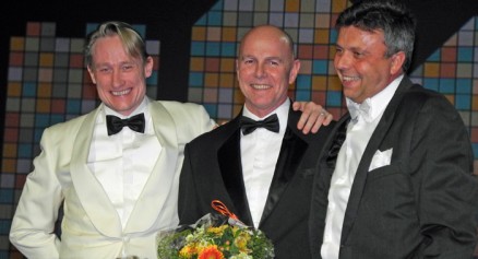 Da festmiddagen gikk mot slutten, ble Raymond Myrland takket av konsernsjef Mikkel Sandvik og Rune W. Andersen.