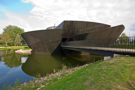 Besøkssenteret Müritzeum i nasjonalparken Müritz i Tyskland har fasade av brent tre. (Foto: Mueritzeum.de)