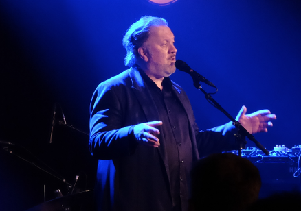 Bjørn Eidsvåg og hans band innledet festkvelden med stil og dametekke.