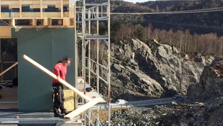 På denne planken skulle arbeideren jobbe mens han balanserte minst fem meter over bakken. (Foto: Arbeidstilsynet)