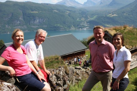 Prisutdeling på Ytste Skotet i 2014. Statsråd Sylvi Listhaug, Kjell O. Løseth (styreleder Storfjordens Venner), Erik Lillebråten (direktør Norsk Kulturarv) og Anne Berit Løset (landbruksdirektør i Møre og Romsdal). 