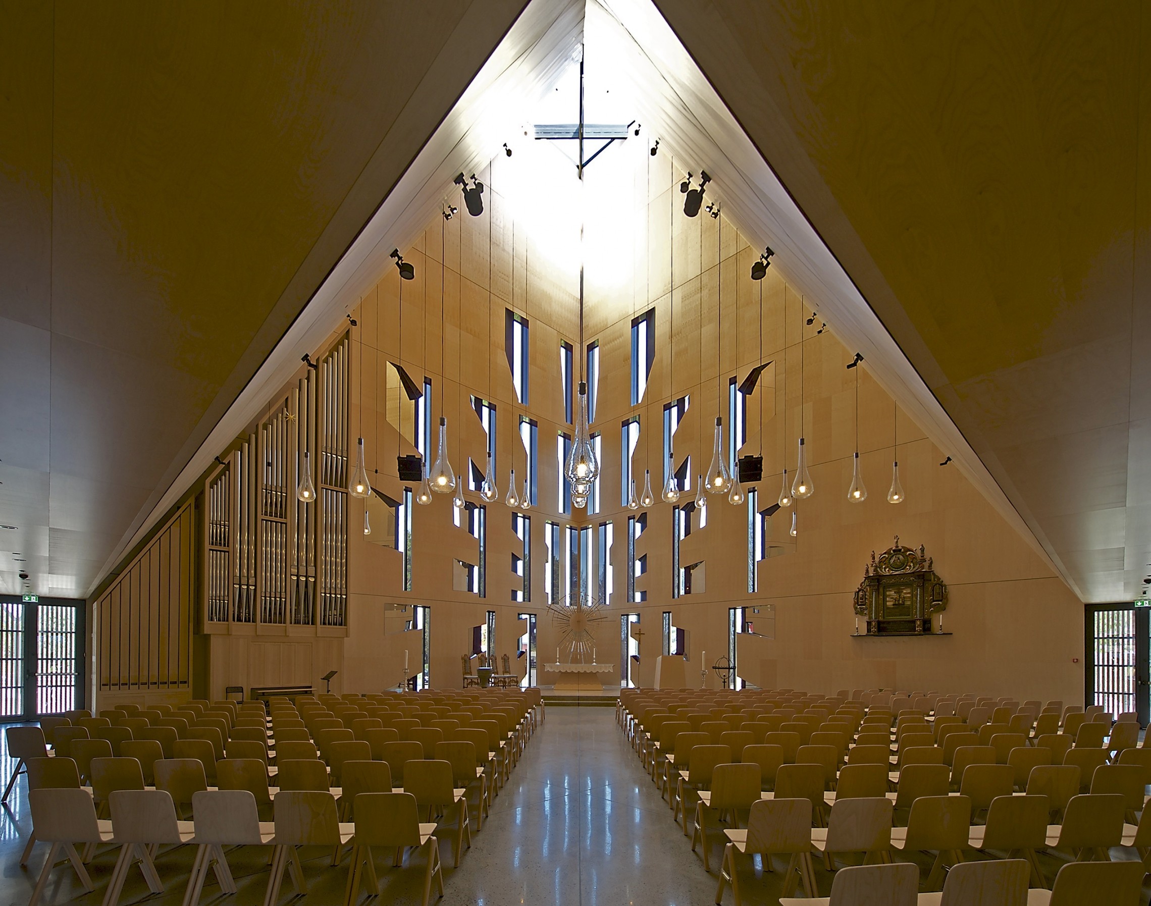 Våler kirke Den er en nytolkning av kirken som sakralt bygg. Det beriker stedet og blir et viktig møtested i bygda. Dette er et vakkert kirkebygg for vår tid, et bygg å være stolt av! sier juryen. (Foto: Nils Petter Dale)