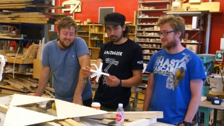 Frå venstre: John Haddal Mork, Steinar Hillersøy Dyvik og Marcin Luczkowski frå forskargruppa Konseptuell konstruksjonsdesign. (Foto: NTNU/Bendik Manum)