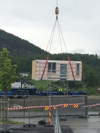 Første modul fra Kodumaja heises. (Foto: Trh utvikling)