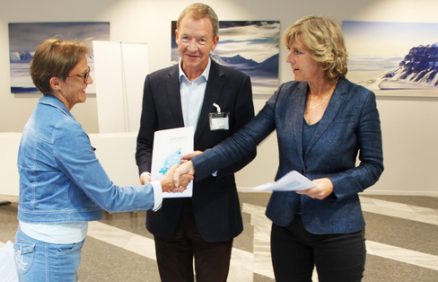 BNLs Rannveig R. Landet overrekker dokumentet til Idar Kreutzer og Connie Hedergaard i Ekspertutvalget for grønn konkurransekraft. (Foto: BNL)