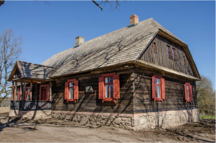 Rainis’ barndomshjem «Tadenava» i Dunava etter restaureringsarbeidet (Foto: Girts Kindzulis/Norsk Håndverksinstitutt)