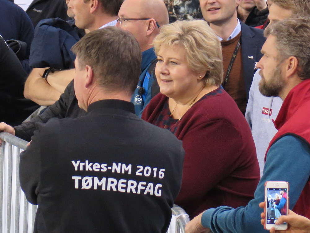 Byggmester Inge Bauge viser statsminister Erna Solberg konkurransen i tømrerfaget. (Foto: Øivind Ørnevik / Byggmesterforbundet)