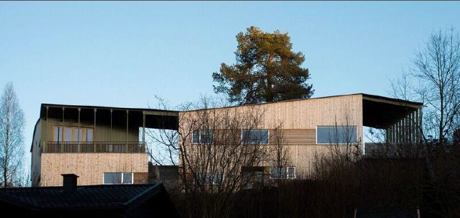 Tomannsboligen ligger i en bratt, sydvendt skråning. (FOTO: ESKIL TIN/ANNA RØTNES)