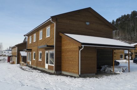 Boligene har en nøktern standard og en form som er godt tilpasset elementbygging. 