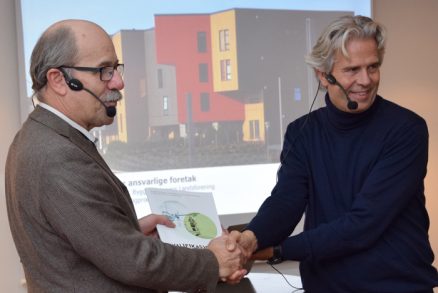 DIBK-direktør Morten Lie mottar rapporten fra BNL-sjef Jon Sandnes. 