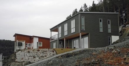 På Hovland har firmaet bygd eneboliger av flere typer. De ligger høyt og har flott utsikt.