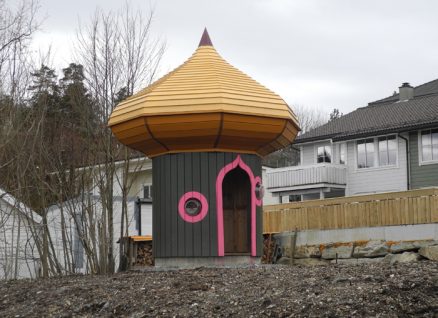 Nye boligfelt får også lekeplass, noen er heldigere med lekehusene enn andre. 