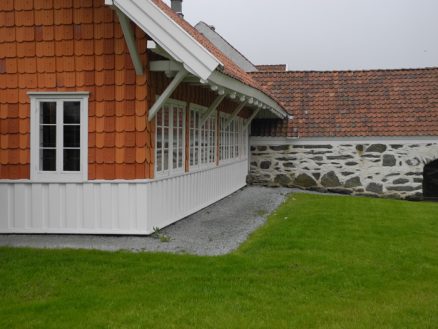 Den gamle takkonstruksjonen er restaurert og endene på taksperrene er skjært ut som opprinnelig.