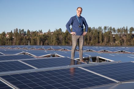 Produktsjef Ole Petter Fiære på taket fullt med solcellepaneler.